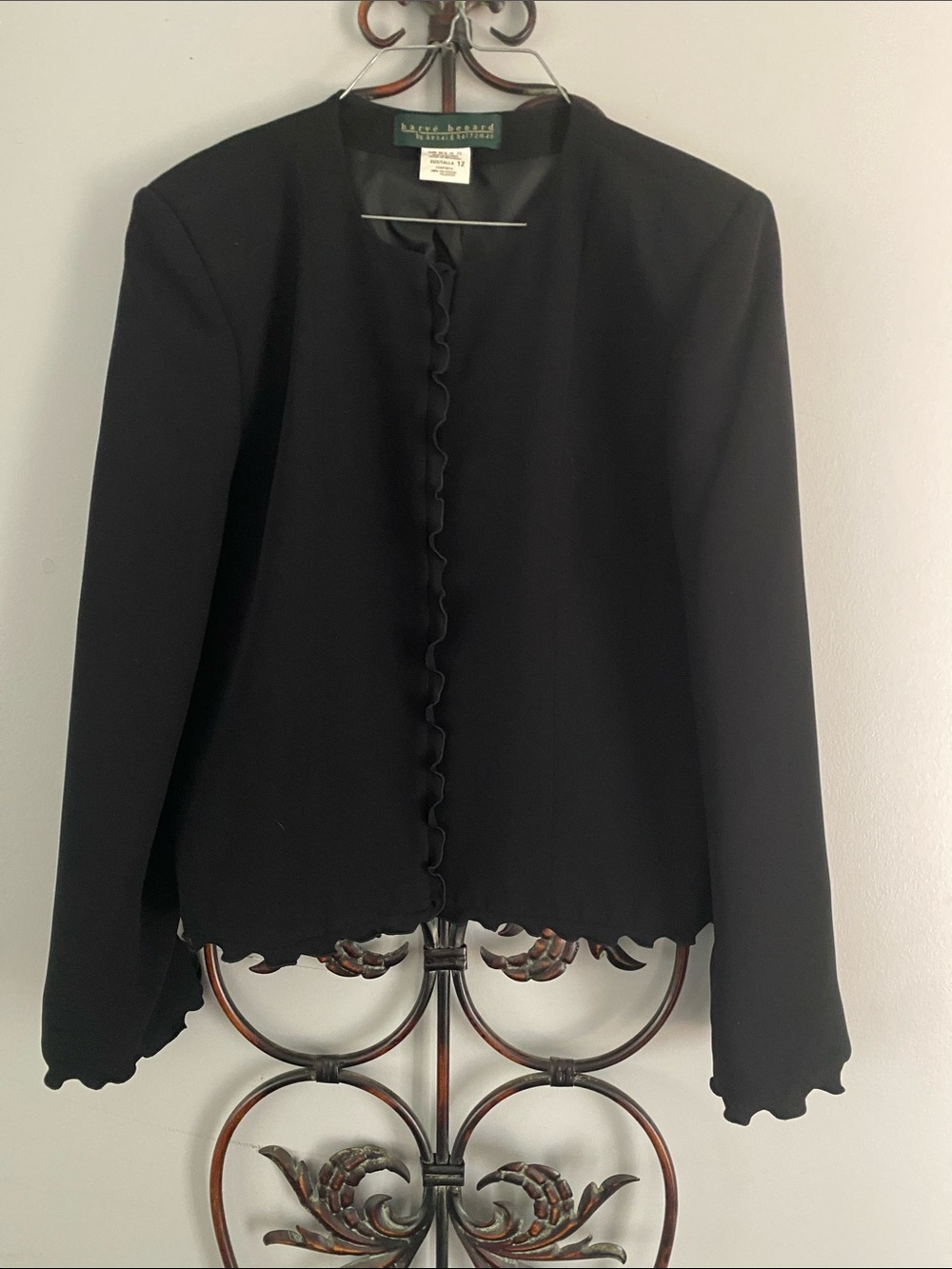 Harve Bénard  Black Scalloped-Edge Blazer
